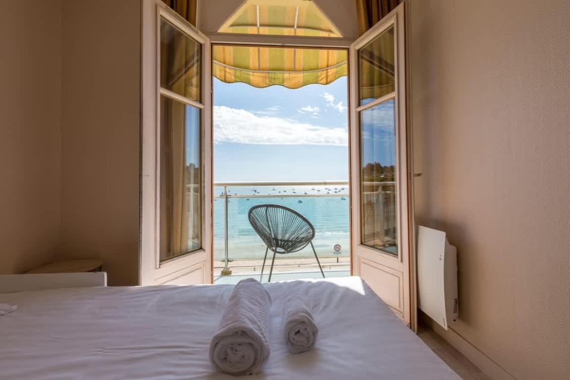 LES PIEDS DANS L'EAU - Bel appartement - Vue mer - 6 personnes Cancale Eksteriør bilde